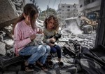 طفلتان فلسطينتان على أنقاض بيتهما المهدّم