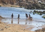 أطفال يلعبون على شاطىء بحر غزة