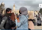 فتاة فلسطينية تجبر مجندة على التراجع من أمامها في المسجد الأقصى