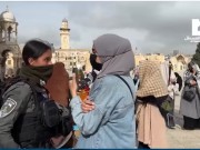 فتاة فلسطينية تجبر مجندة على التراجع من أمامها في المسجد الأقصى