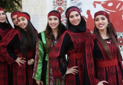 نساءٌ يحرُسن التراث بثوب فلسطين التاريخي