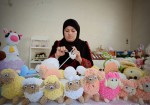 فلسطينية تبدع في صناعة دمى على شكل خراف