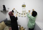 قصاصات ورقية مبهجة مصدر رزق لعشرات السيدات في غزة