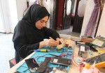 عندما تتقن "صيانة الهواتف" في غزة.. امرأة