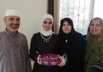 الطالبة شيماء صيدم تحتفل بتفوقها في الثانوية العامة