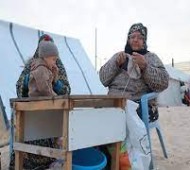قفّازات وفساتين صوفية في خيمة "صانعة الفرحة" برفح