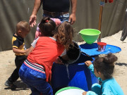 انقطاع المياه يرهق نازحين في دير البلح