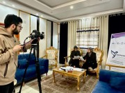 "هنا غزة"… صوتٌ وُلِد من الركام ليعيد الحكاية إلى أصحابها