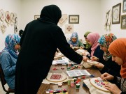 بإلهام من "نور".. نساء يصنعن الأمل بخيوطهن