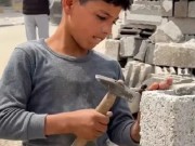 حسن يغادر طفولته إلى الركام ..ويحمل أسرته على كتفيه