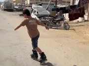 رغم البتر.. أكرم الفيومي يواصل اللعب بحذاء التزلج