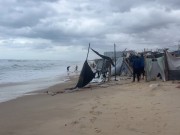 ثمانية أفراد في خيمة واحدة.. معاناة أسرة نازحة في غزة