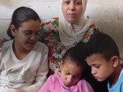 أم لأربعة أطفال تواجه أعباء الحياة وحدها بعد سفر زوجها للعلاج