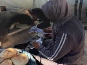 داخل خيمة نزوح.. أسرة تصنع فرنًا من الطين لتأمين رزقها