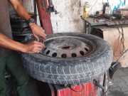 عجلاتٌ "مُرقّعة".. كي تبقى غزّة على الطريق!