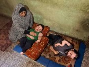 سمر ترعى ابنيها من ذوي الإعاقة وسط صعوبة توفير العلاج والغذاء