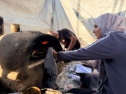 نساءٌ ينتشلن "عيشهن" من قعر النار بغزة!