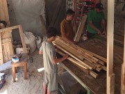 الحرب دمرت ورشته.. ومحمد أبو موسى يواصل النجارة من خيمة