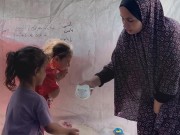 أربعة أطفال يواجهون الأمراض في خيمة قرب مكب للنفايات