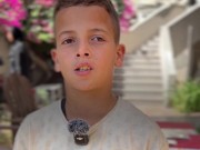 طفل فقد والديه وأصدقاءه ويحلم بعودة الحياة كما كانت