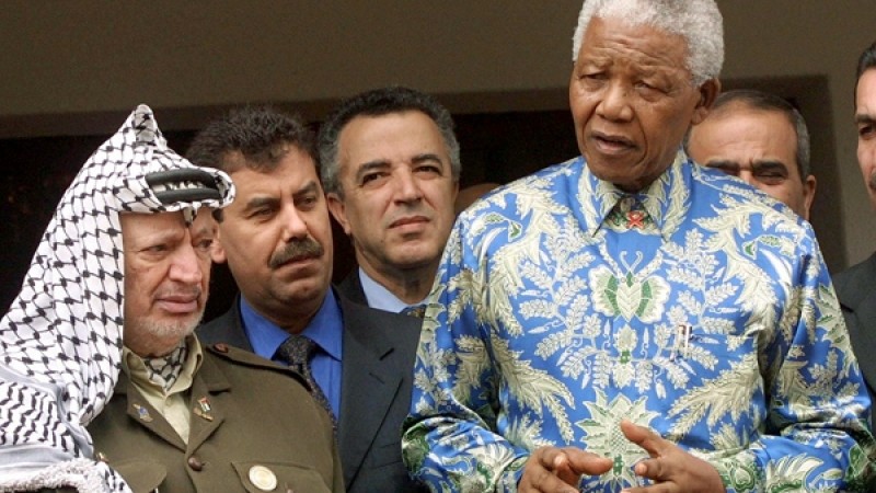 صورة تجمع الزعيم الفلسطيني ياسر عرفات والزعيم الافريقي نيلسون مانديلا