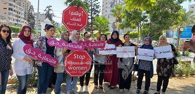 مسيرة نسوية تطالب بوقف العنف ضد النساء