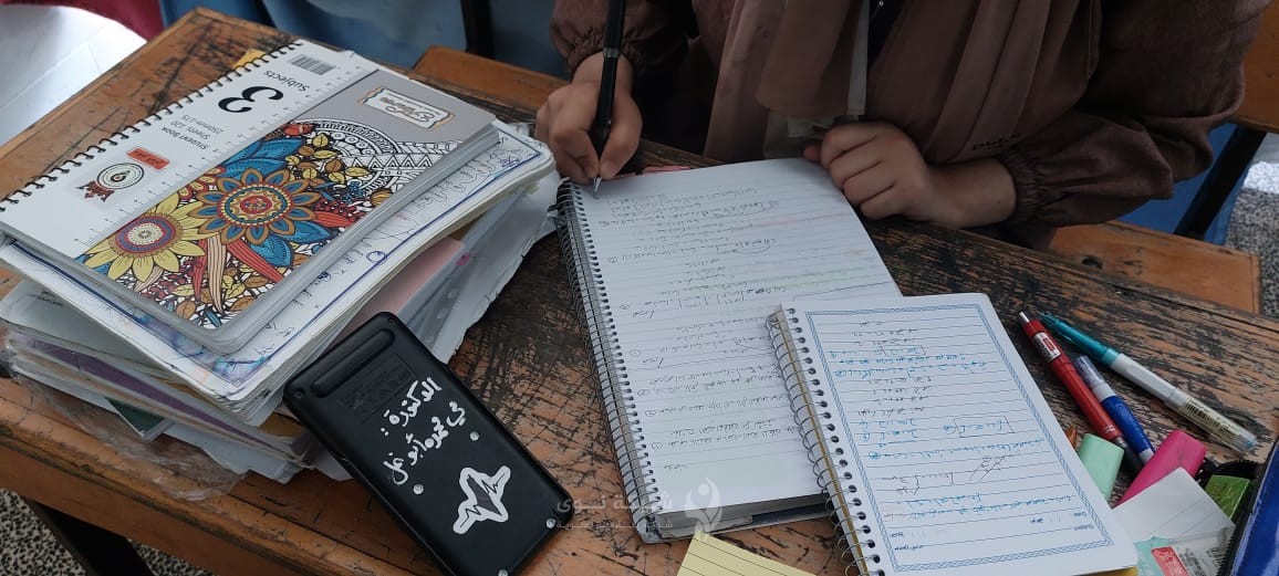 مي أبو نحل تدون حلمها على هاتفها بأن تبدأ قريبا رحلة دراسة الطب